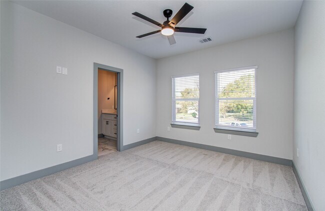 Building Photo - 837 S Victory Dr