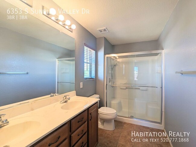 Building Photo - Deluxe Two-Story 3 Bedroom, 3 Bathroom Hom...