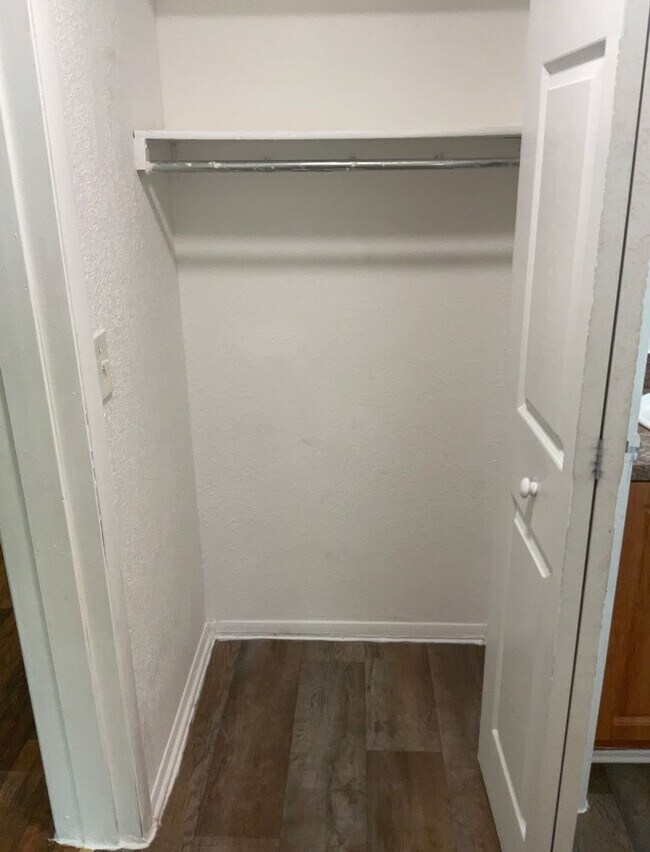 Building Photo - Spacious 1/1 in a great Tamarac location! ...