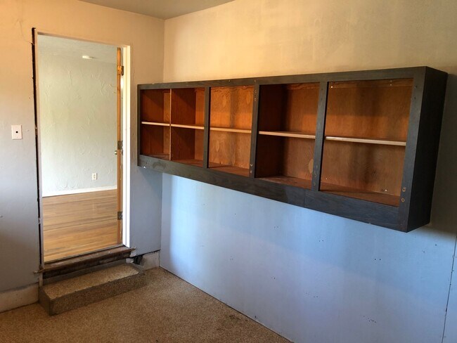 Building Photo - Updated 3 bedroom 1 1/2 bath home with a l...