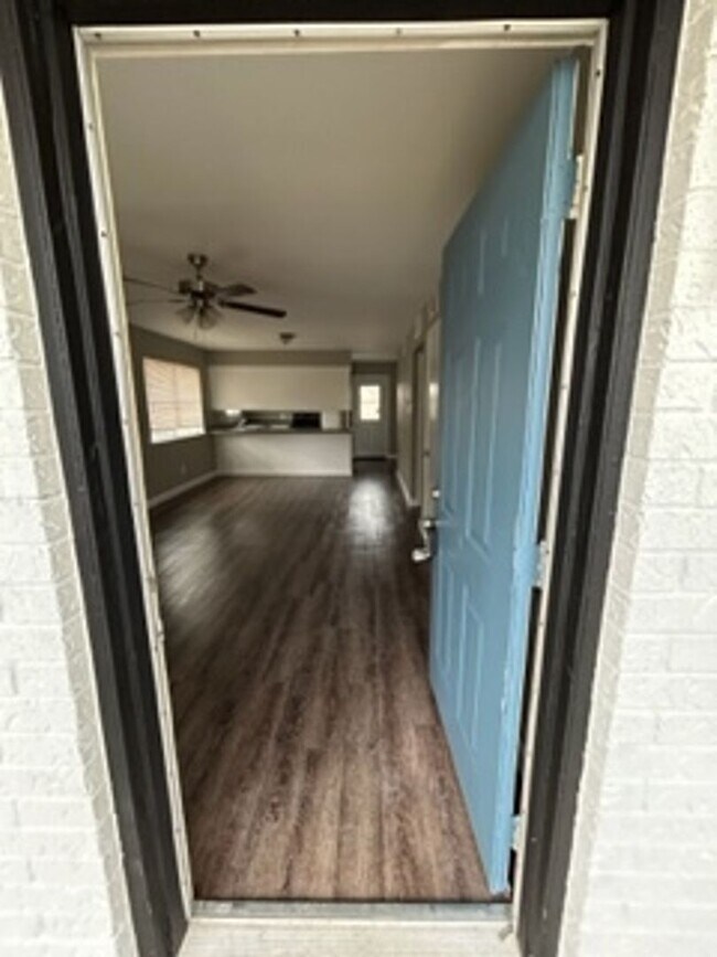 Building Photo - 400 Donnell Dr