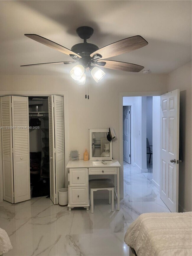 Building Photo - 3922 NE 166th St