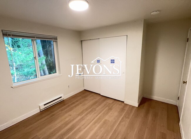 Building Photo - 2076 E 56th St