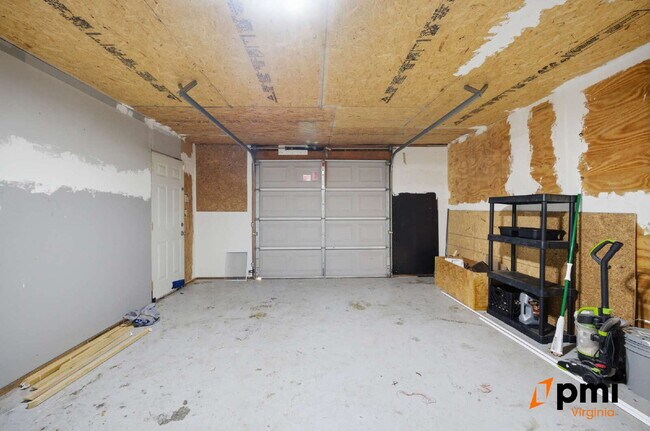 Building Photo - 3 BEDROOM 2.5 BATH WITH FENCED IN YARD AND DETACHED GARAGE FOR RENT IN NORFOLK!