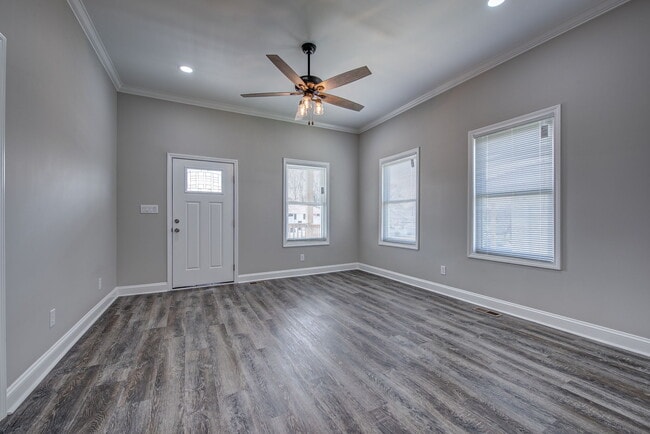 Building Photo - 21 Maple Ave