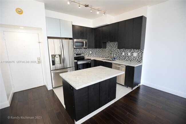 Building Photo - 600 NE 36th St