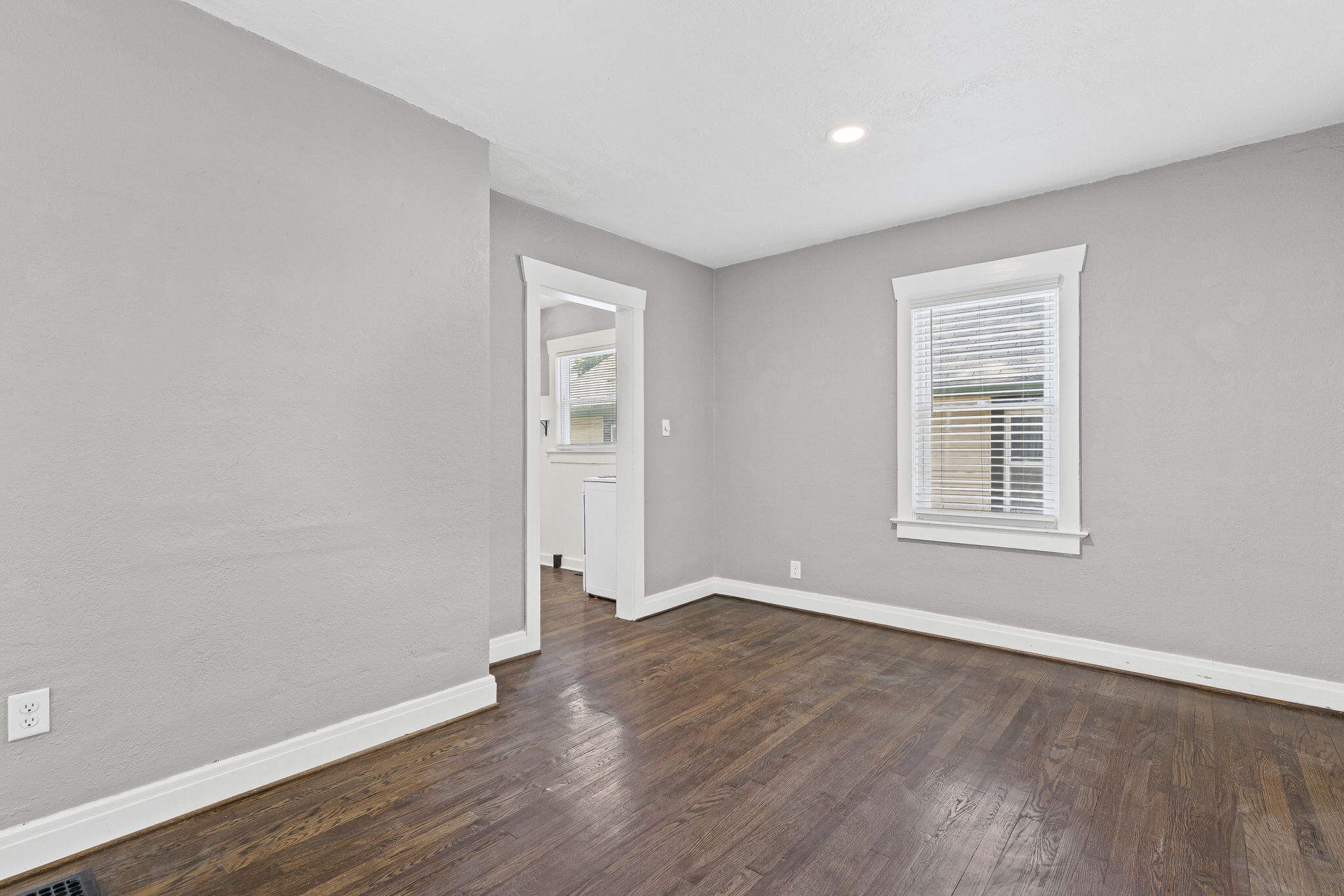 Building Photo - 810 W 77th St