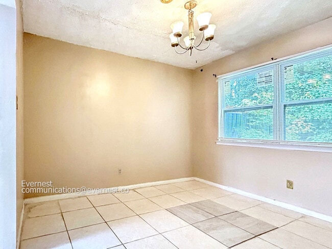 Building Photo - 925 Pine Oak Trail