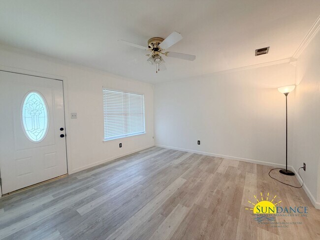 Building Photo - Beautifully Updated 3 Bedroom Home in Mary Esther, near Highway 98!