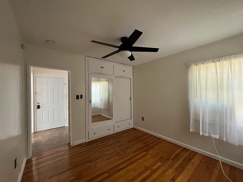 Building Photo - 1327 N Orange Dr
