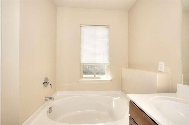 Building Photo - 3702 Brockenhurst Dr