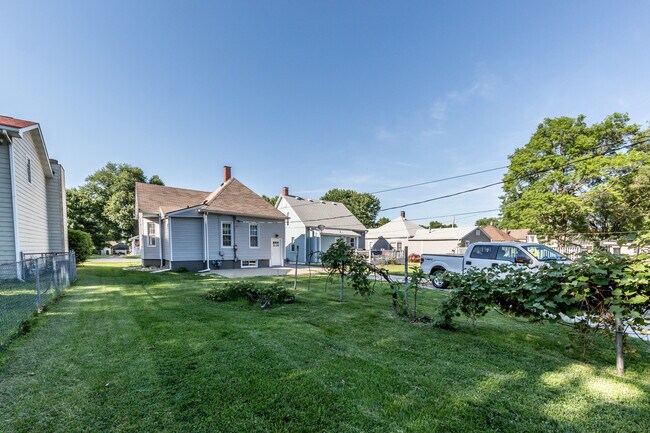 Building Photo - 407 E Adams St