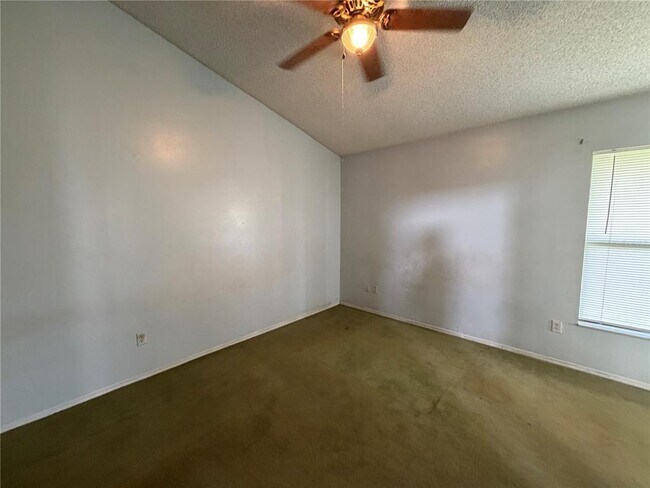 Building Photo - 31 Lakepointe Cir