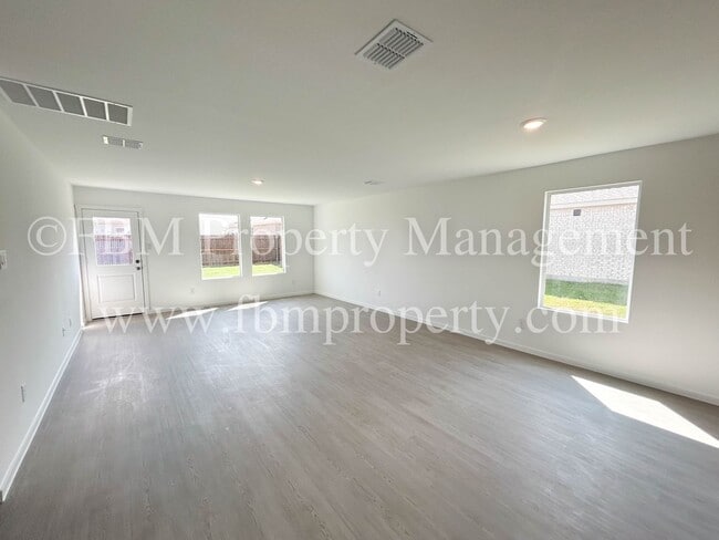 Building Photo - 644 W Criner St