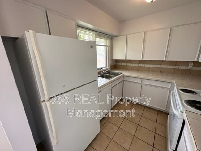 Building Photo - 2446 25th Ave