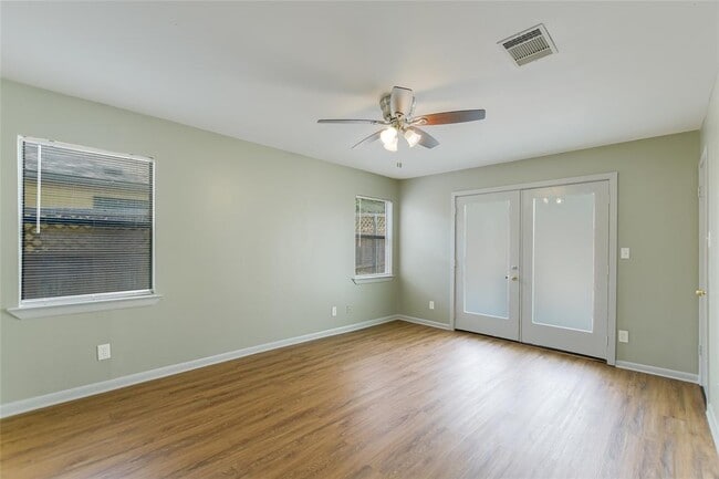 Building Photo - 3414 Hollywood Ave