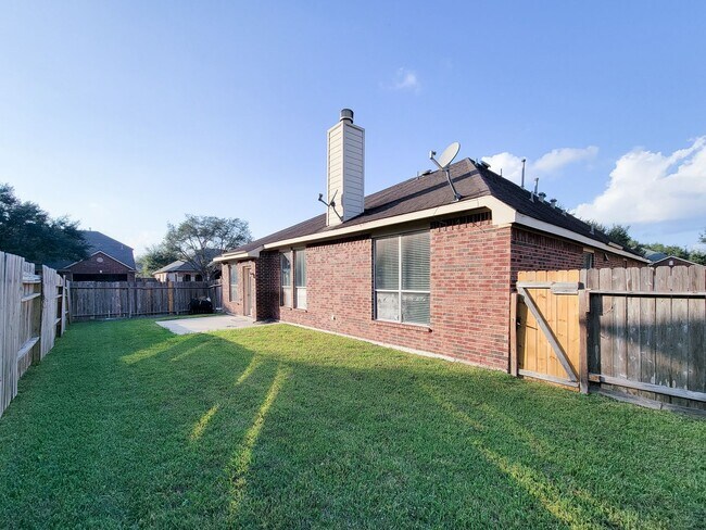 Building Photo - Fantastic looking 4 bedroom and 2 bathroom home in a great neighborhood nestled in the heart of S...