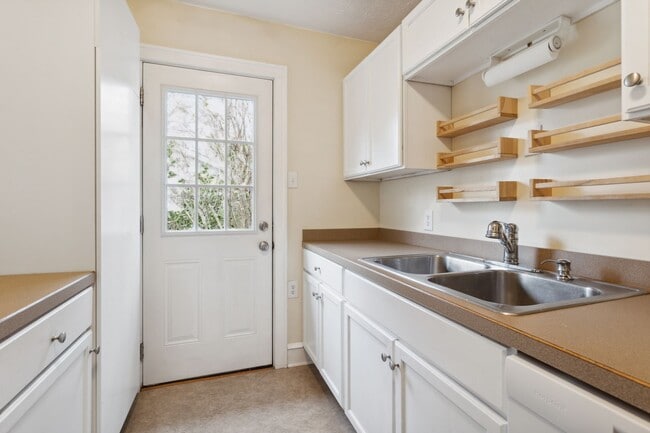 Building Photo - 3307 Kenmore Dr