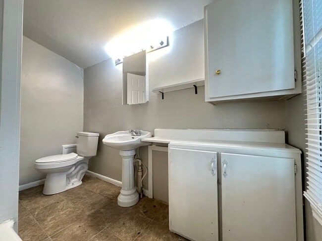 Building Photo - 339 5th St