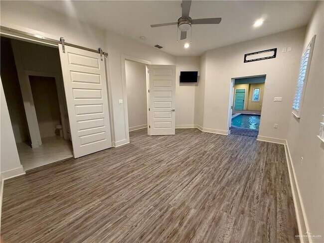 Building Photo - 3403 Lago Washington
