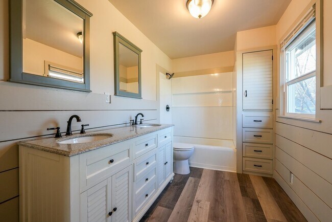 Building Photo - 406 N Star St