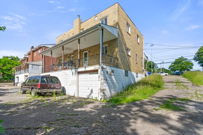 Building Photo - Updated Duplex In Brookline