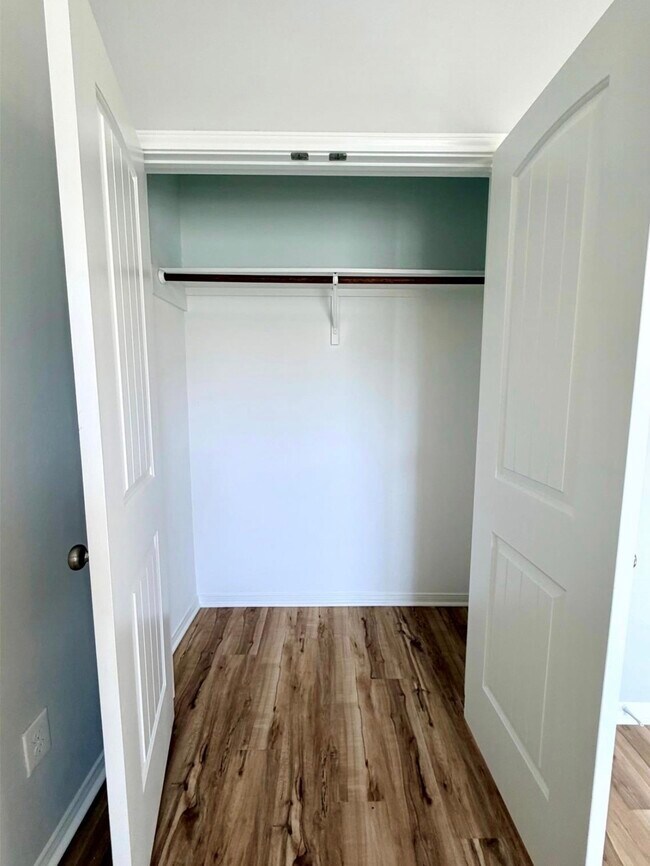 Building Photo - 502 N Ross Sterling