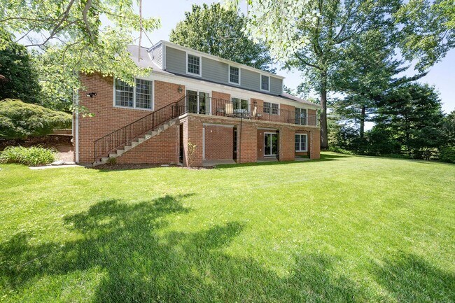 Building Photo - Luxurious Spacious and Bright , Gorgeous P...