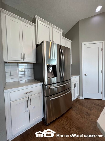 Building Photo - 305 NE Prairie Wolf Dr