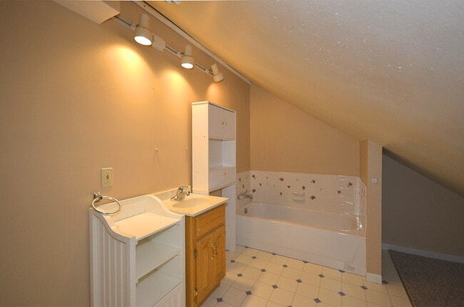 Building Photo - Beautiful Historic 3 Bedroom, 2 bath Home ...