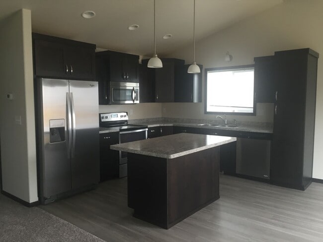 Building Photo - Eaglewood 3 Bedroom/ 2 Bathroom Twinhome