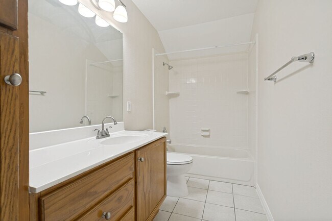 Building Photo - 5-BEDROOM HOME IN WILSHIRE TERRACE