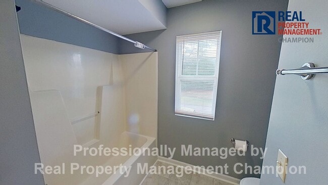 Building Photo - 3 BD/2 BA Upper Unit Condo in Hawthorne Park with Move In Special