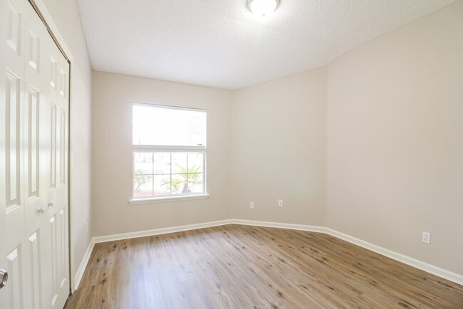 Building Photo - 6602 River Falls Dr