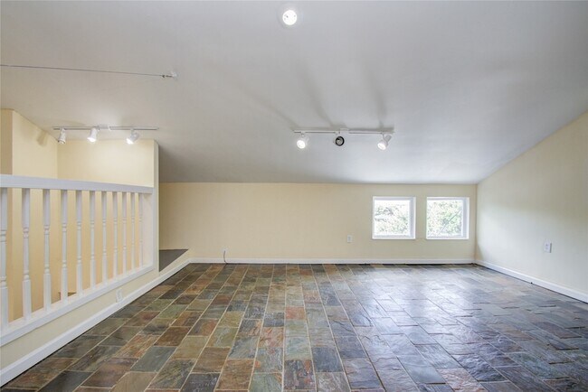 Building Photo - 5313 Palmetto St