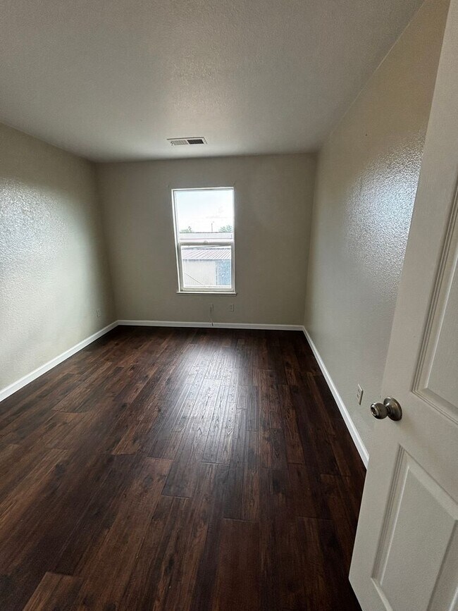 Building Photo - Newly Built Madera 4/3