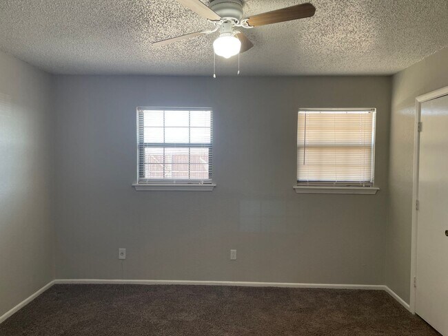 Building Photo - 6917fre