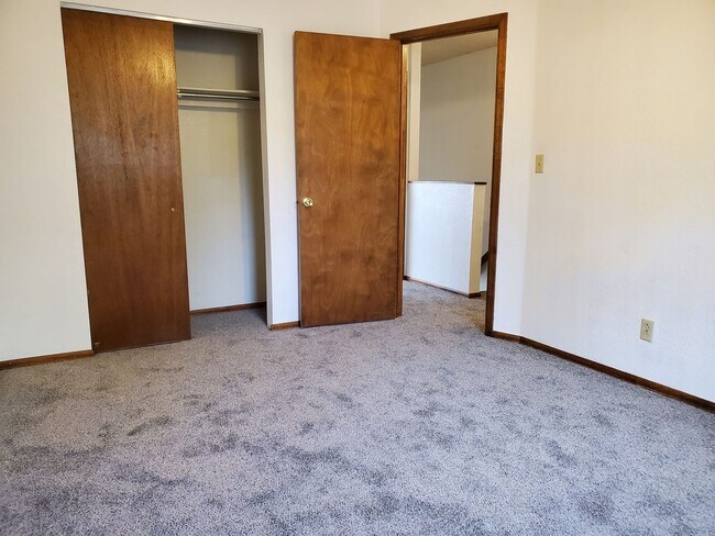 Building Photo - Townhome Style Living!