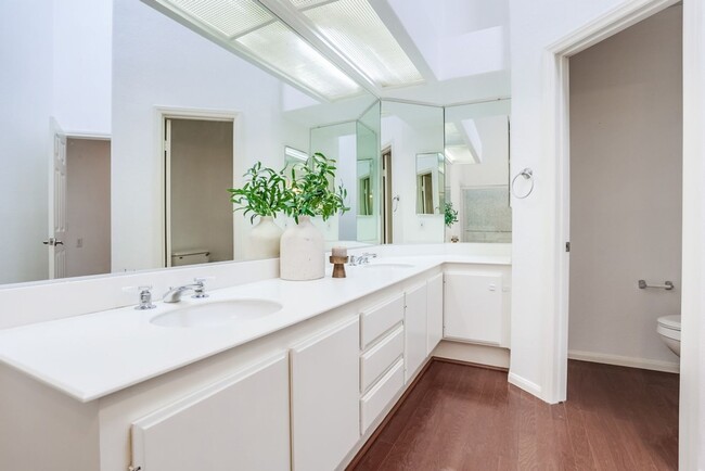 Building Photo - 3 bed, 2 bath Single Family Home in North ...