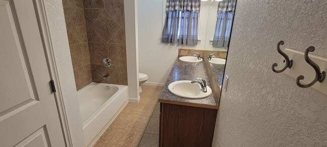 Building Photo - LARGE HOME WITH MANY UPDATES