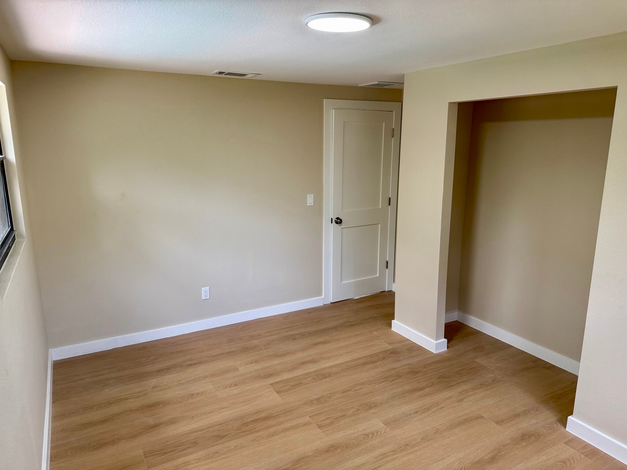 Building Photo - 985 Cedarwood Ave