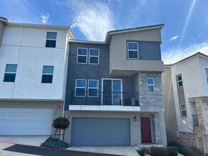 Building Photo - **Beautiful 2 bed / 2.5 bath Town Home in San Marcos - Available 08/21**