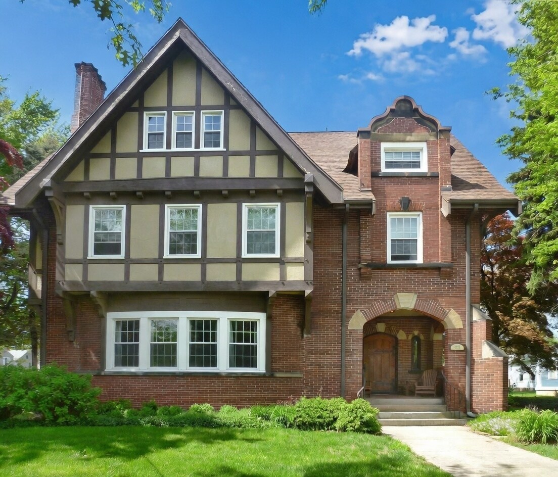 Building Photo - 542 6th W St