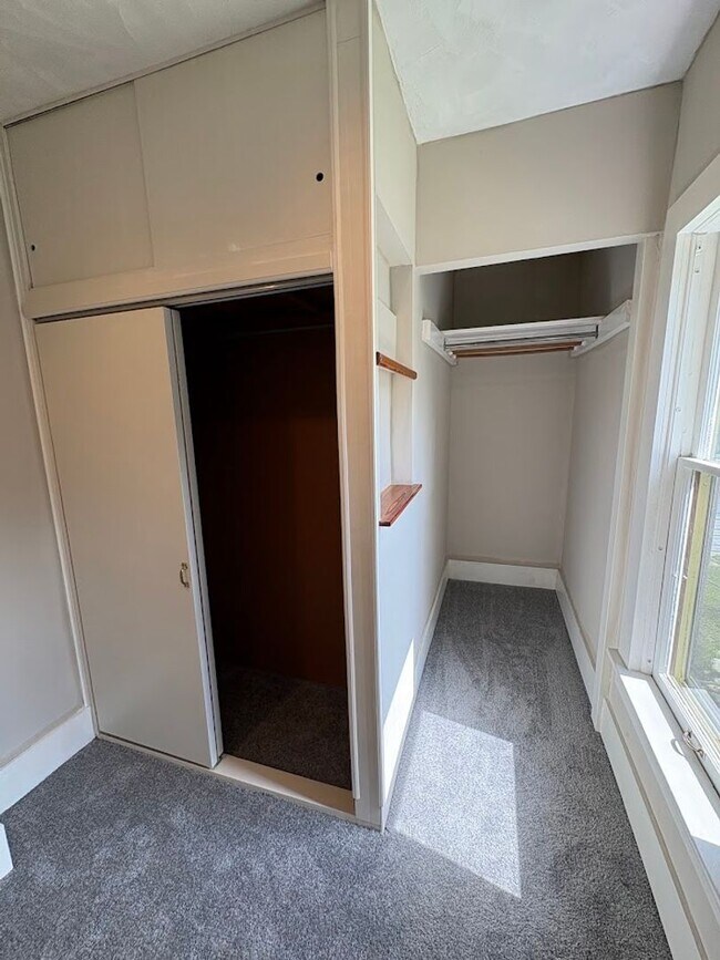 Building Photo - Three bedroom 1 1/2 bathroom single family home for rent