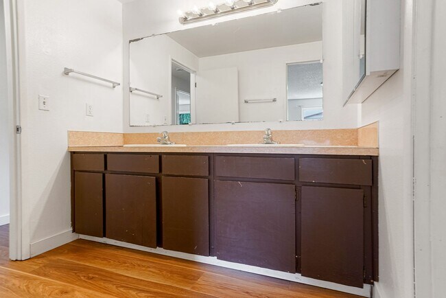 Building Photo - State Duplex - VPM482830S-6
