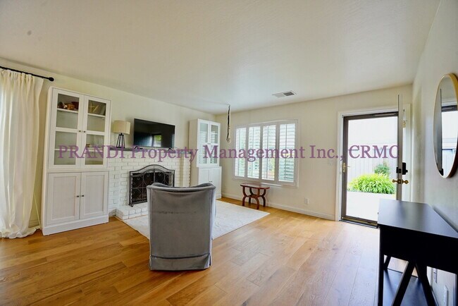 Building Photo - Stunning Remodeled Condo with Designer Fin...