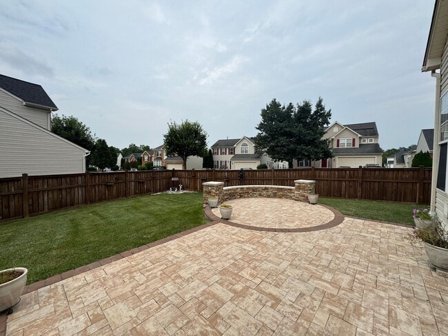Building Photo - Stunning  4 Bed 3 Bath Home With Spacious ...