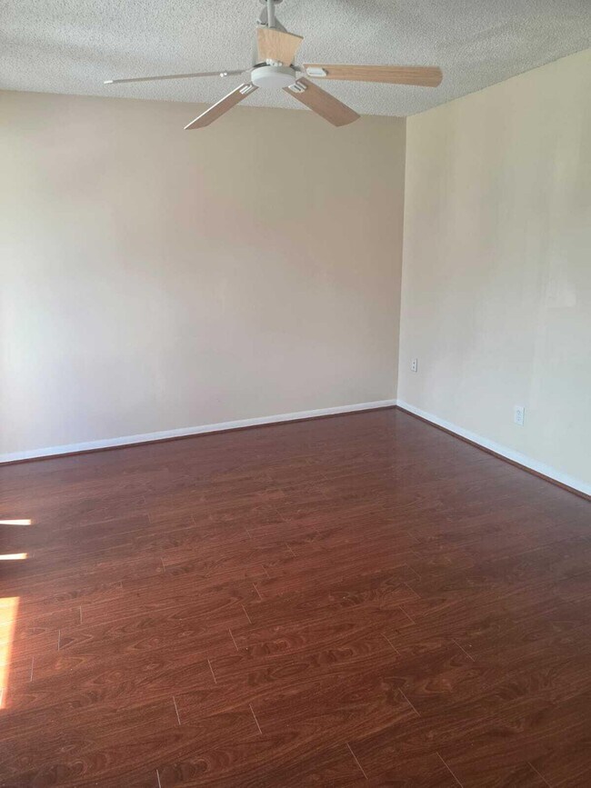Building Photo - 5204 Bayside Dr