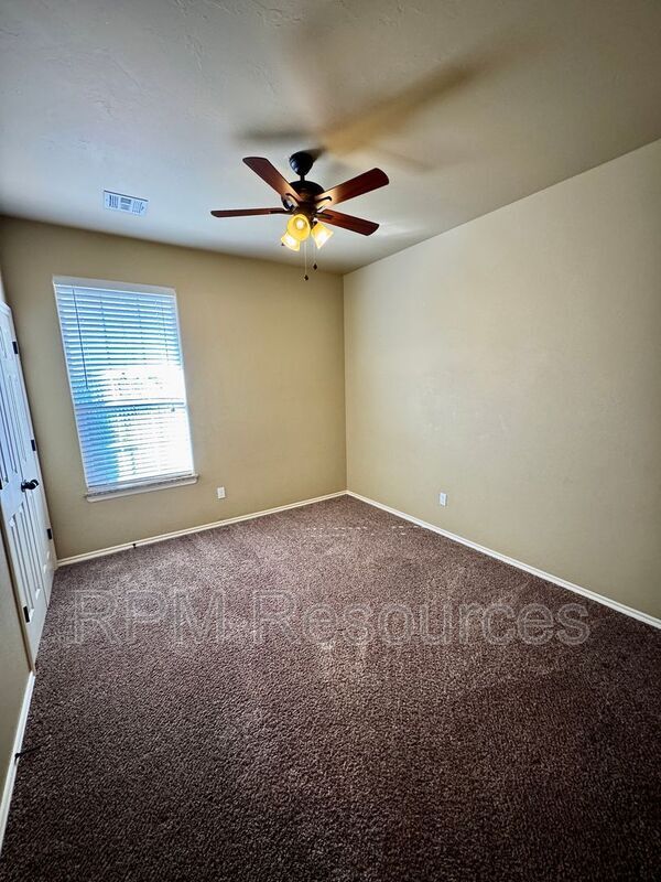 Building Photo - 147 Bison Ct Way