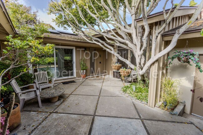 Building Photo - Charming Mid-Century Home | 4BR, 3BA | 2,4...